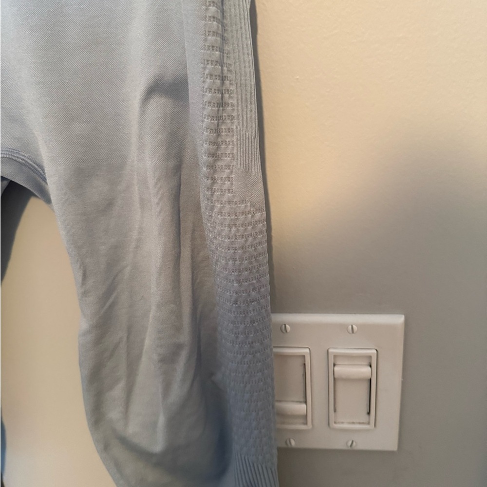 Alphalete Light Blue Activewear - Picture 4 of 7